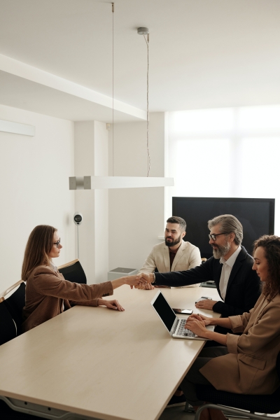 Understanding the &quot;Golden Hello&quot; in Investment Banking: A Guide to Securing and Maximising Your Signing Bonus